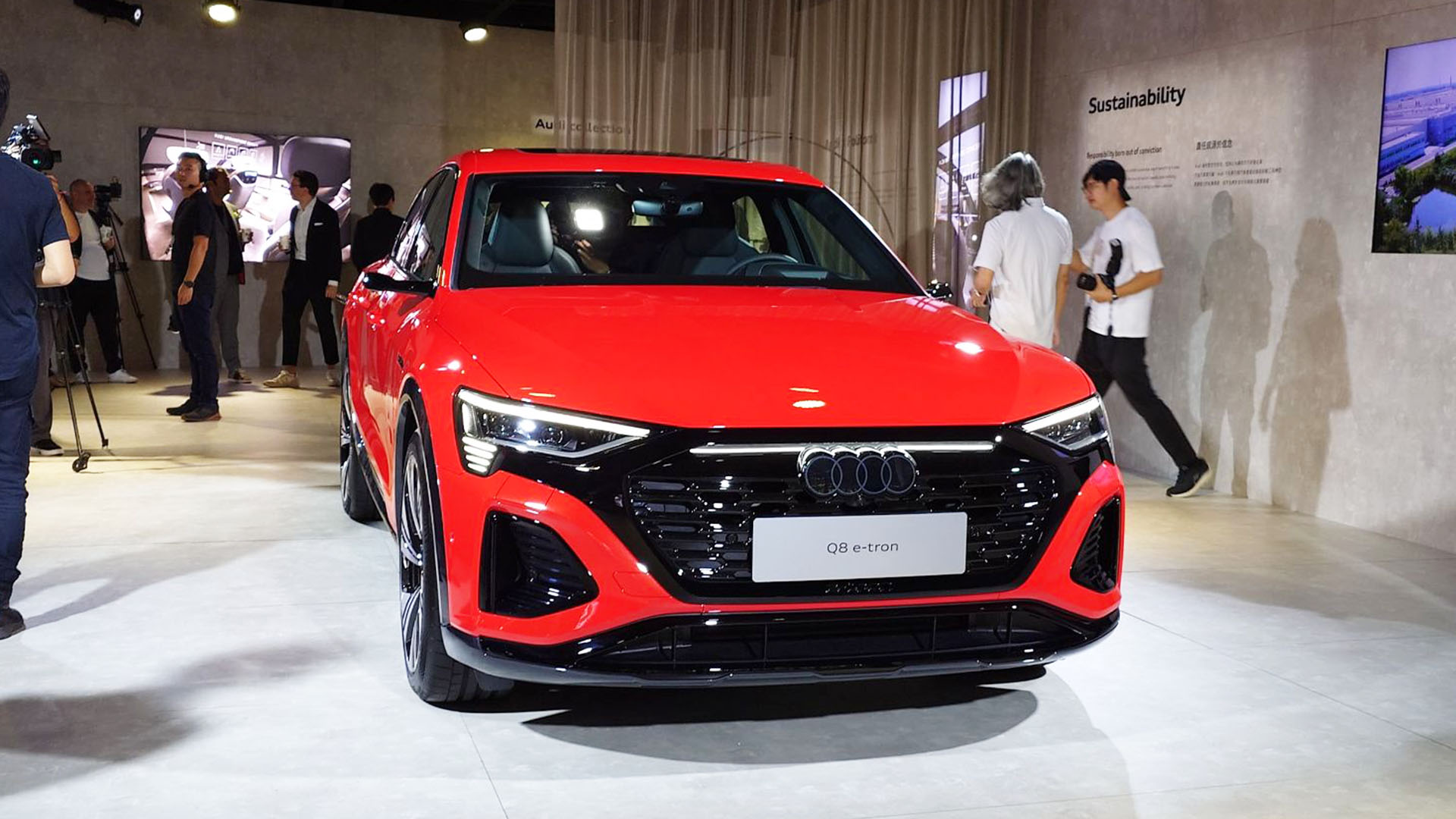 Audi Q8 e-tron 系列電動休旅預售價 325 萬元起！品牌概念店、urbansphere concept 概念車同步登台