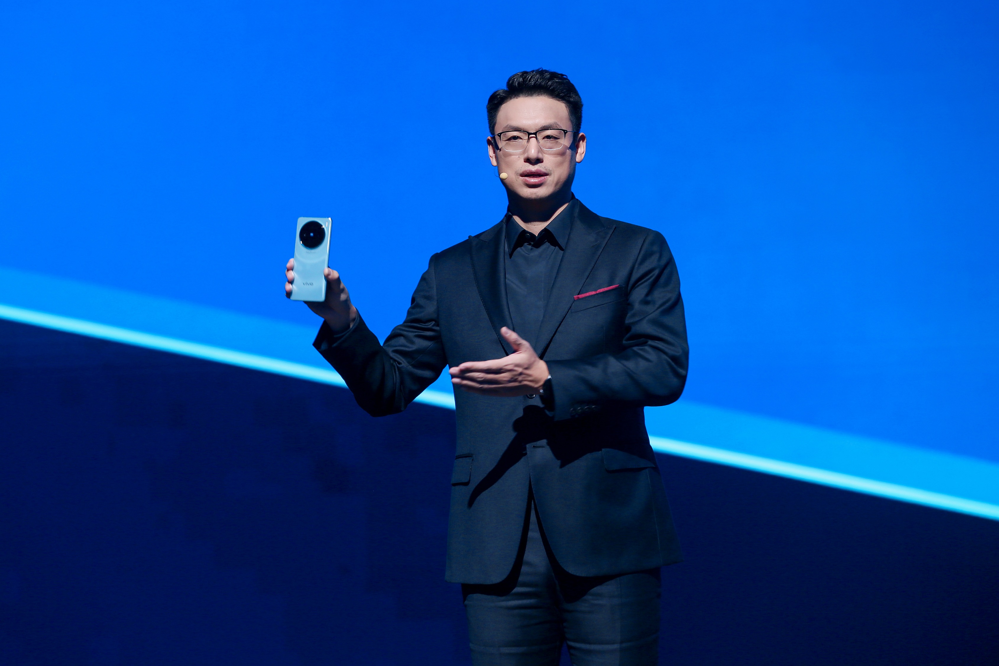 vivo X100 系列帶來業界四項首發！強化手機效能、AI、拍照與電力