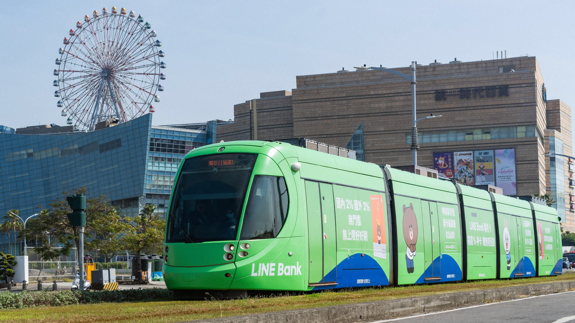 熊大、兔兔、莎莉走出手機現身高雄！LINE Bank 推出專屬輕軌列車，合照就有機會將音樂盒帶回家