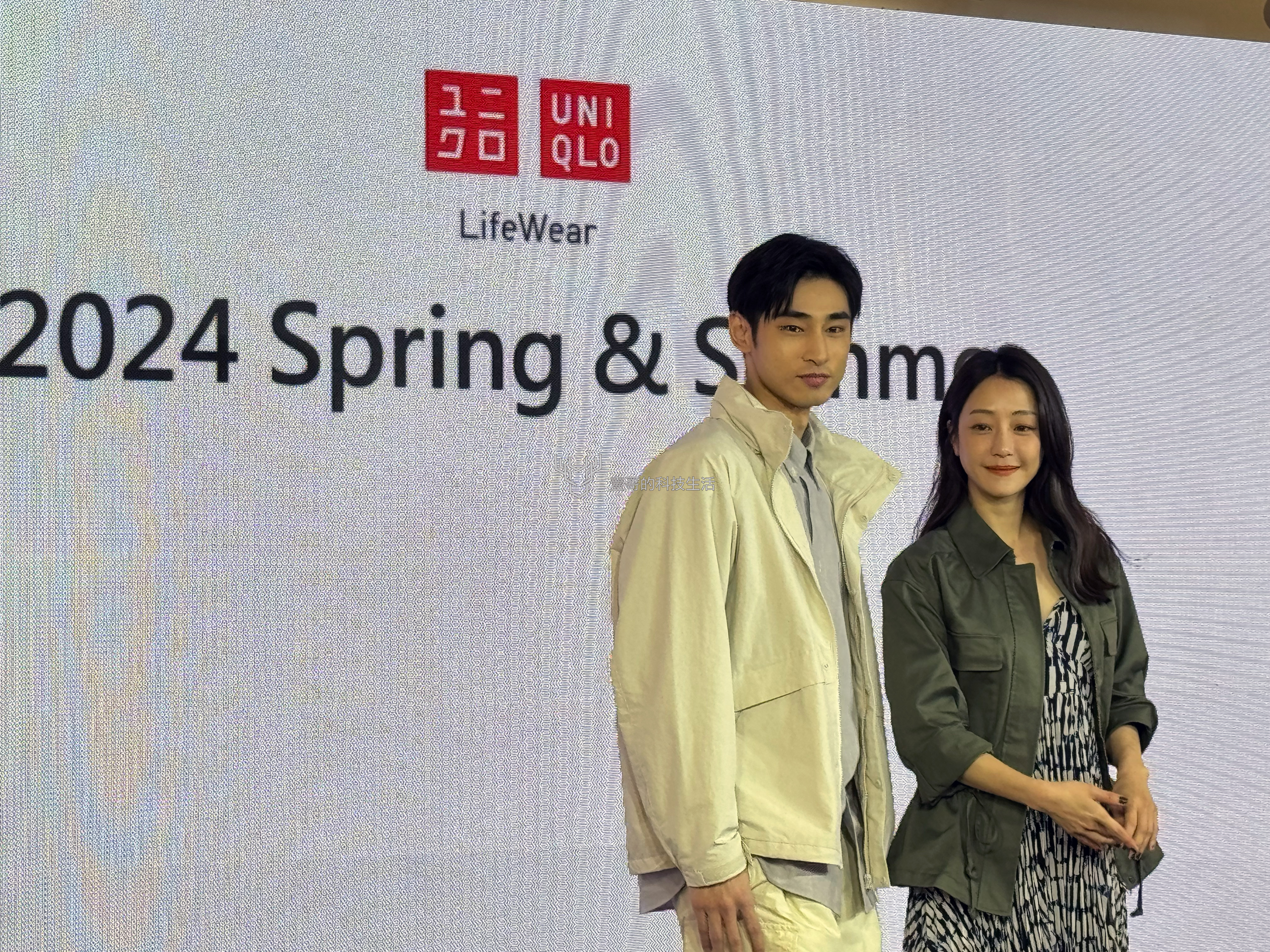 謝欣穎、章廣辰身穿 Uniqlo 2024 春夏系列公開年度新計畫