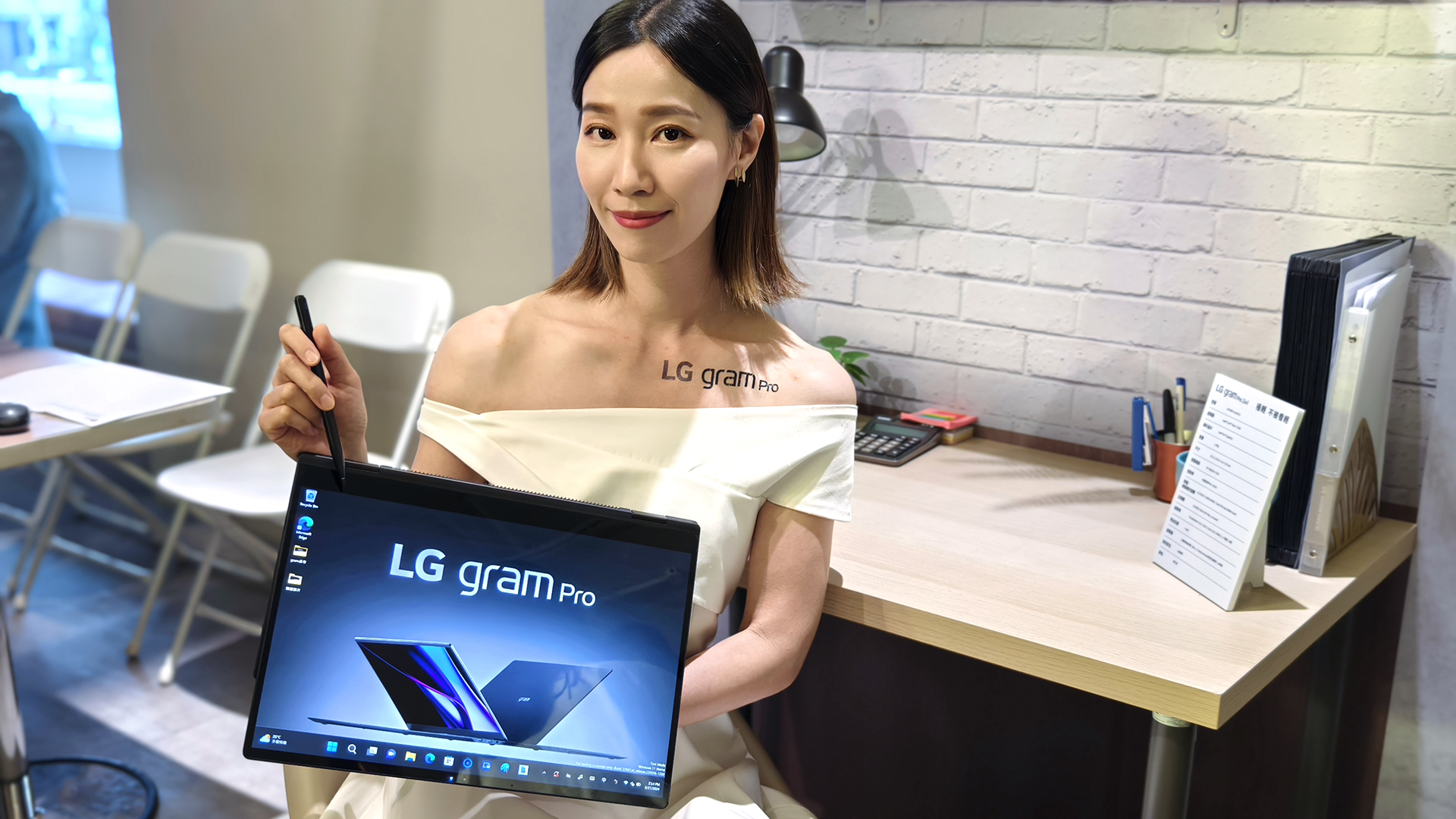 LG gram Pro 極致輕薄系列升級登場！16 吋翻轉觸控筆電 2-in-1 僅 1.399 公斤