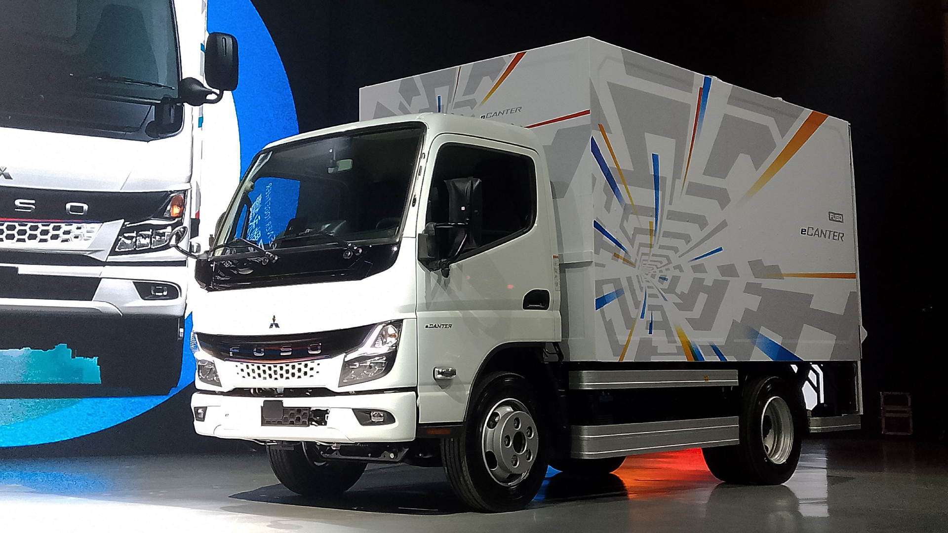 保養成本比柴油車款省 60%！電動輕型貨卡 FUSO eCanter 在台亮相，採 LFP 電池，充電支援 CCS2 與 Type2 兩種規格