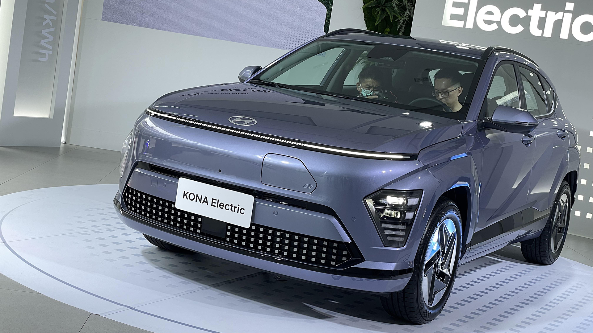 HYUNDAI 大改款 KONA Electric 電動車登台！133hp 單一動力、NEDC 續航 448km，售價 139.9 萬元起