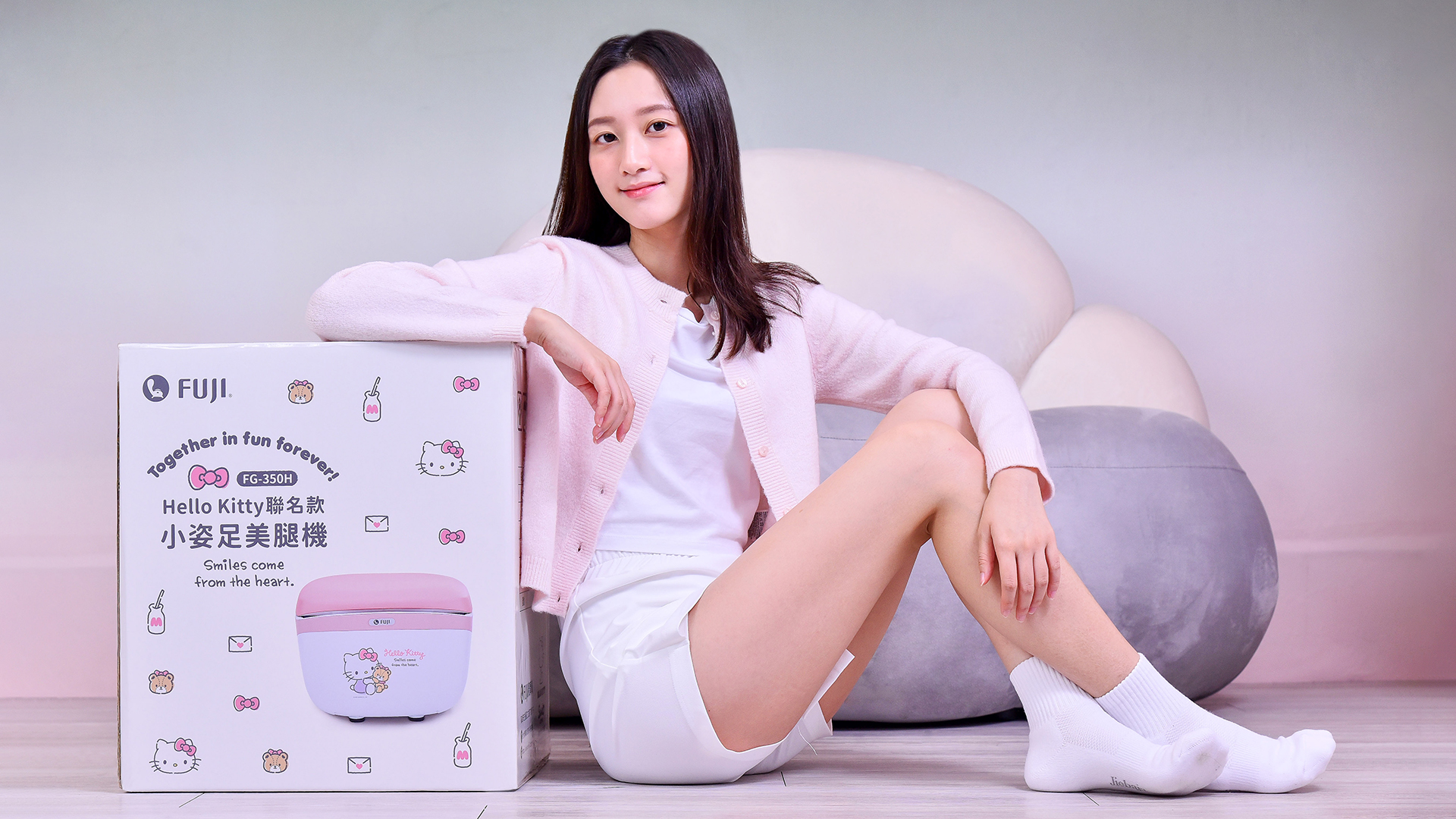 限量 500 台！Hello Kitty 聯名款 – 小姿足美腿機優惠價 15,800 元，並享滿額商品券、U-NICE 摩術帽等好禮