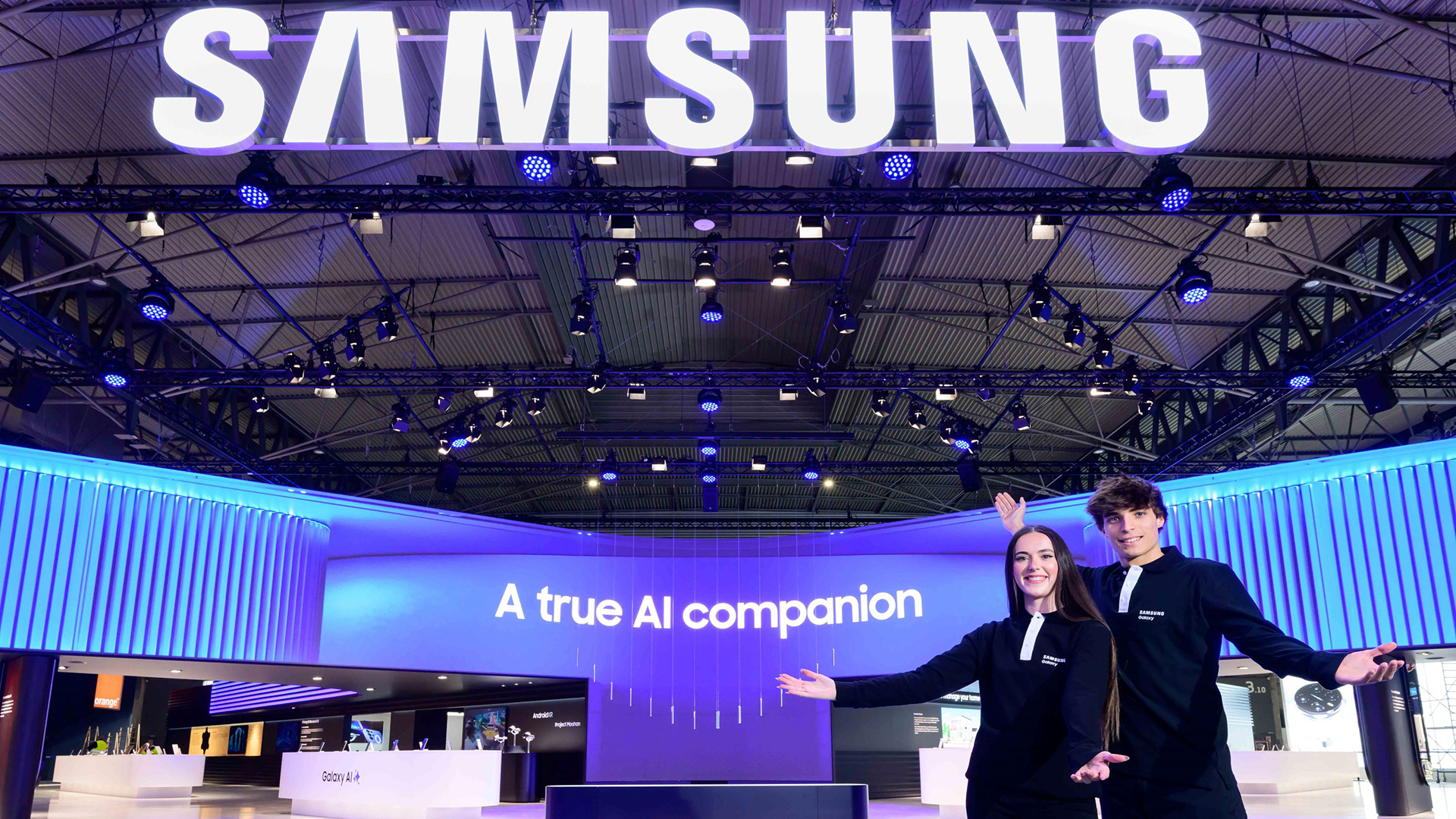 Samsung 於 MWC 2025 世界通訊展上，展示從 Galaxy AI 到以軟體為核心的網路